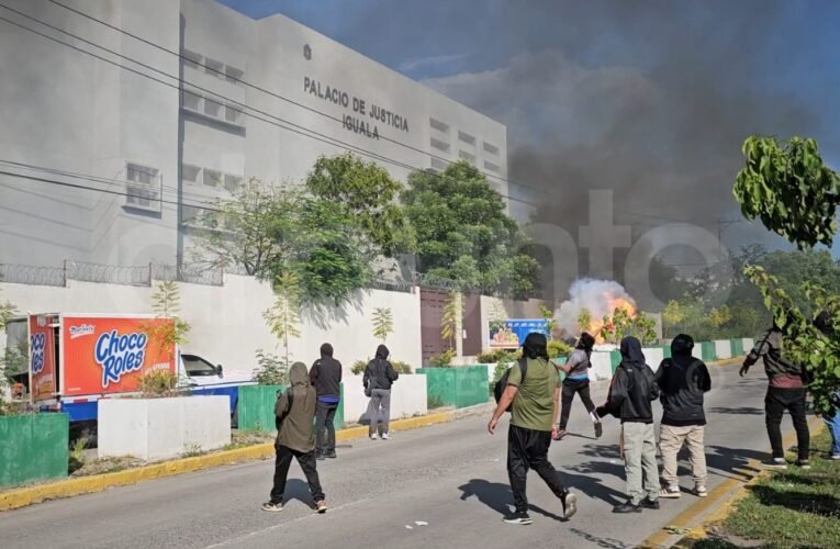 Suspenden labores en Palacio de Justicia de Iguala ante posible protesta de Ayotzinapa