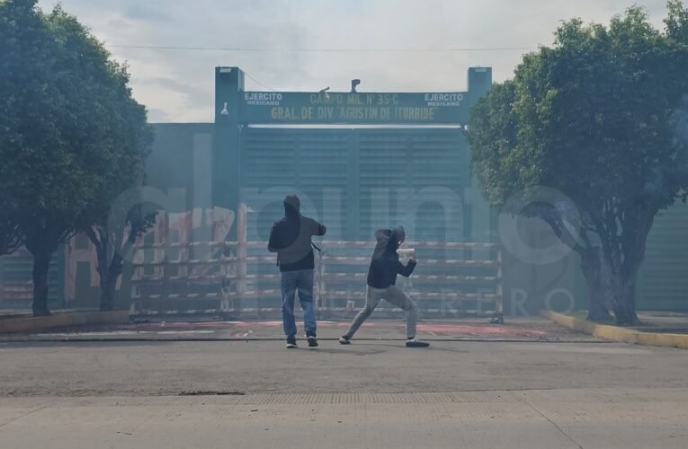 Normalistas llegan a Iguala y realizan mitin frente a instalaciones militares