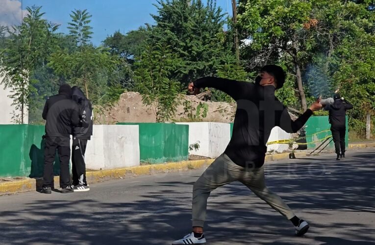 Normalistas de Ayotzinapa culminan movilización en Iguala con ataques al Palacio de Justicia