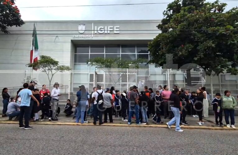 Protestan en IGIFE padres de familia y alumnos de una primaria en Chilpancingo