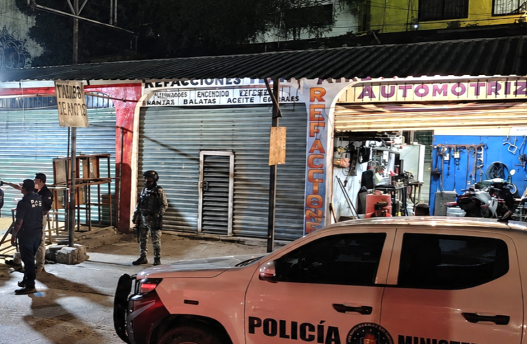 Hallan a hombre de la tercera edad asesinado dentro de un tambo en un local de piñatas en Acapulco