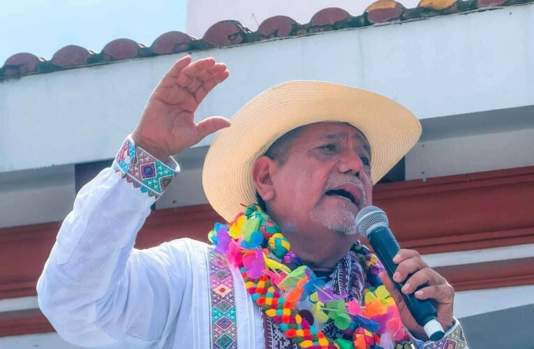 Entre gritos de “gobernador”, Félix Salgado retoma asambleas en Ometepec