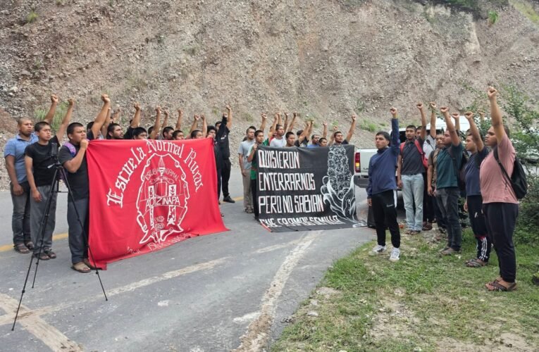 A diez años del crimen, Ayotzinapa recuerda a Jonathan Morales y Filemón Tacuba