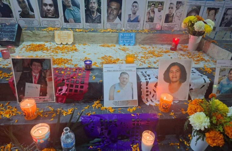 Entre flores y fotografías, familias recuerdan a víctimas de desaparición y violencia en Acapulco