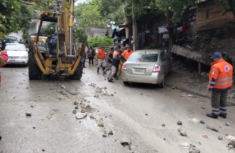 Colapsa muro de contención y daña vivienda y automóvil en la barranca Las Calaveras, en Chilpancingo