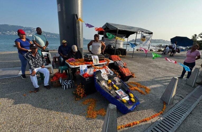 Prepas populares recuerdan con ofrenda a luchadores sociales en Acapulco