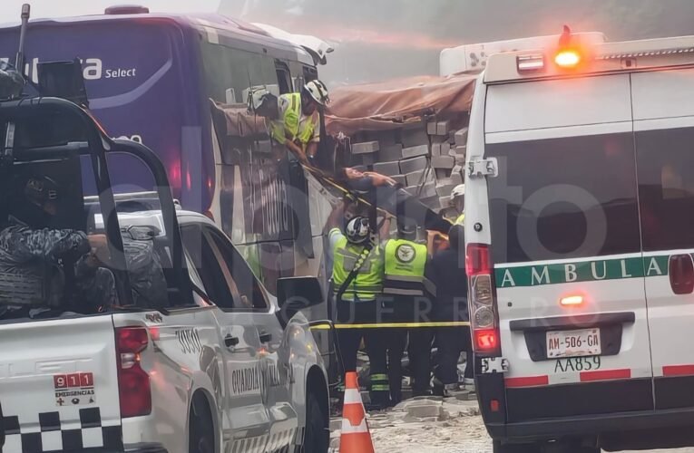 Mueren chofer y pasajero de autobús Futura tras chocar contra un tractocamión en la Autopista del Sol