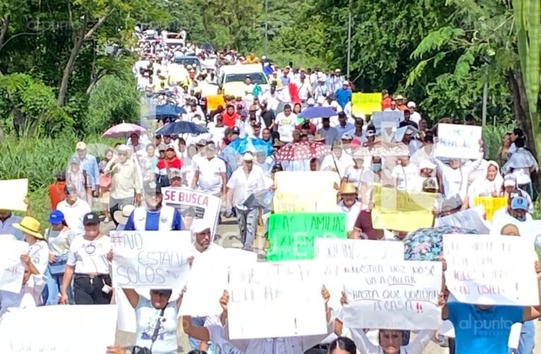 Marchan en Tecpan por las 8 personas desaparecidas de El Balcón