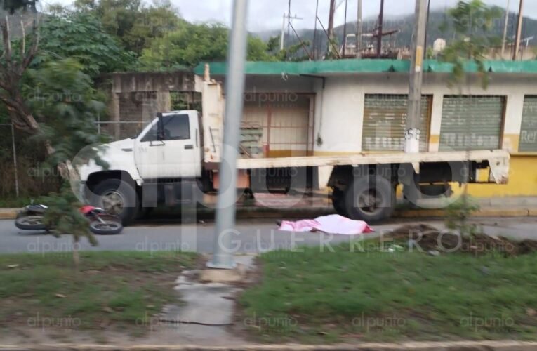 Muere motociclista tras impactarse contra camión en la Cayaco-Puerto Marqués