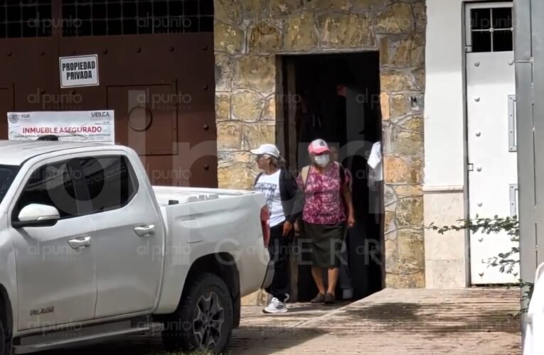 Padres de los 43 participan en diligencias de la FGR en una funeraria El Ángel, en Iguala