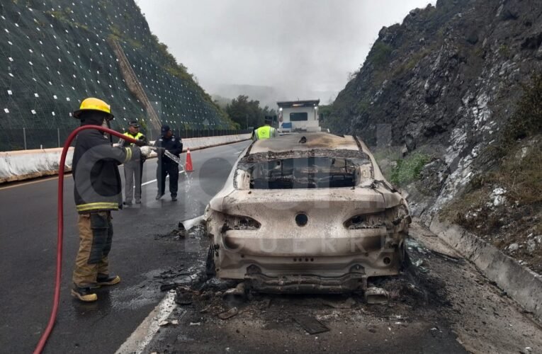 Se incendia BMW sobre la Autopista del Sol; reportan pérdida total