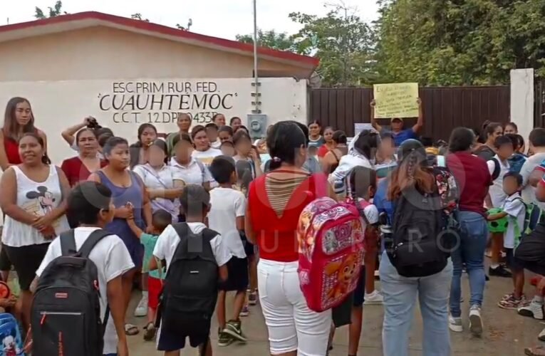 Padres de familia advierten con bloquear la Autopista del Sol por falta de maestros en Altos del Camarón