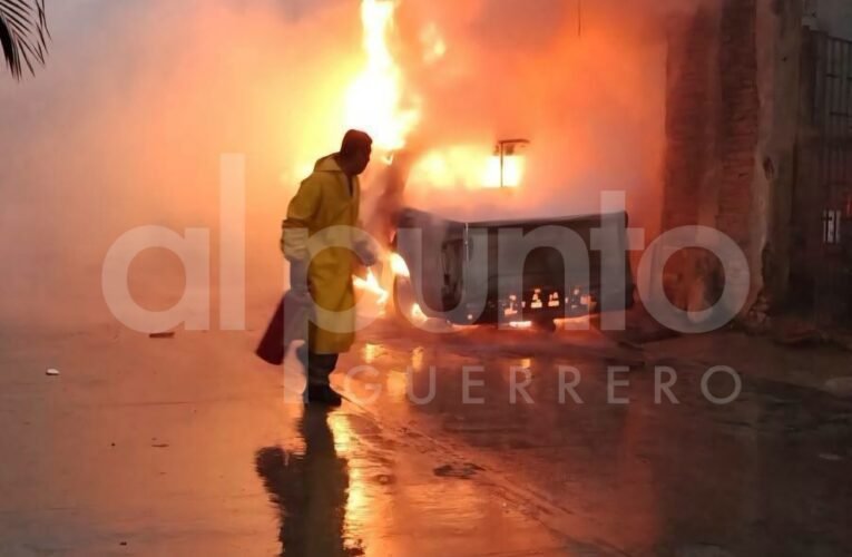 Se incendia camioneta en pleno centro de Atoyac