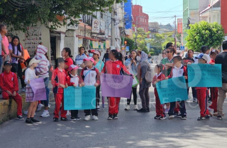 Padres bloquean calles y toman Ayuntamiento de Chilpancingo por falta de permiso para primaria