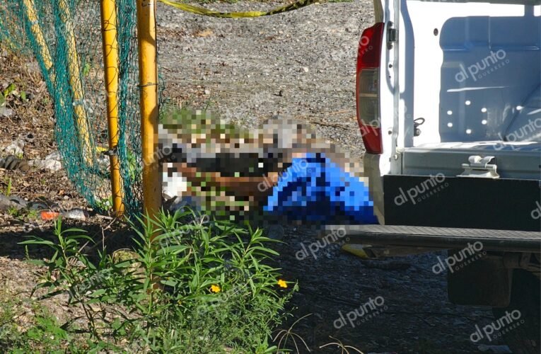 Hallan a un hombre asesinado a orilla de la carretera federal Chilpancingo-Tixtla; ya fue identificado