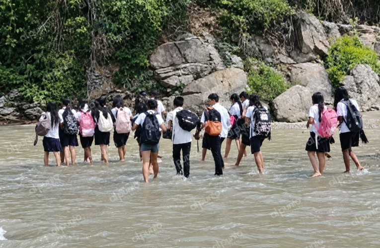 En olvido comunidad de San Miguel Totolapan; decenas de estudiantes cruzan un río para poder ir a clases