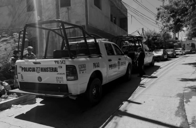 Hallan a hombre ejecutado a balazos en un lote baldío, en Zihuatanejo